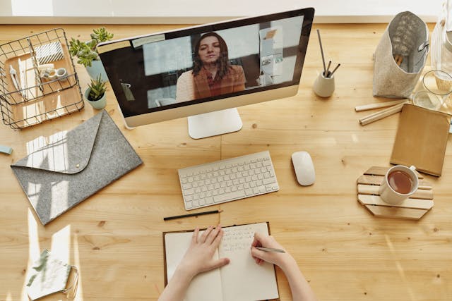 università telematiche per persone con disabilità: una studentessa prende appunti mentre segue una lezione online
