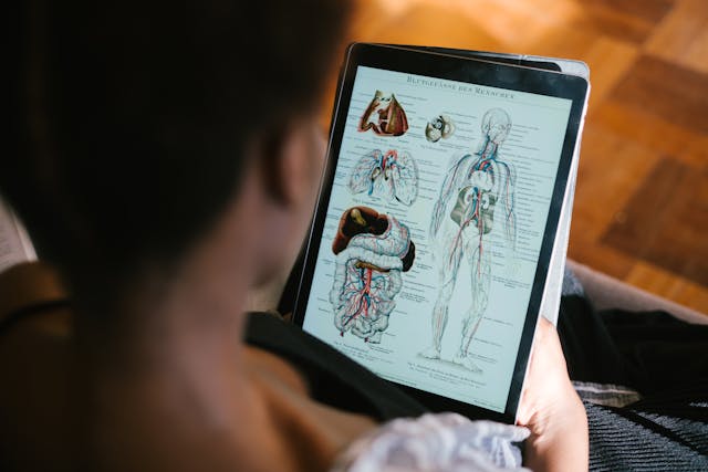 università per persone con disabilità invisibili: in foto una studentessa accede al materiale multimediale per un esame in ambito sanitario