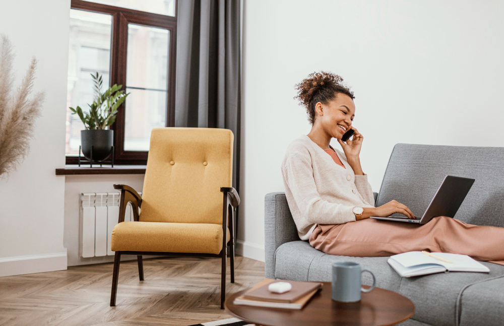 Donne e patologie: una donna lavora al pc da casa mentre sta sdraiata sul divano