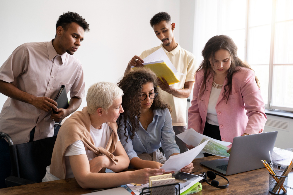 discriminazione intersezionale: la foto mostra un team di lavoro diversity