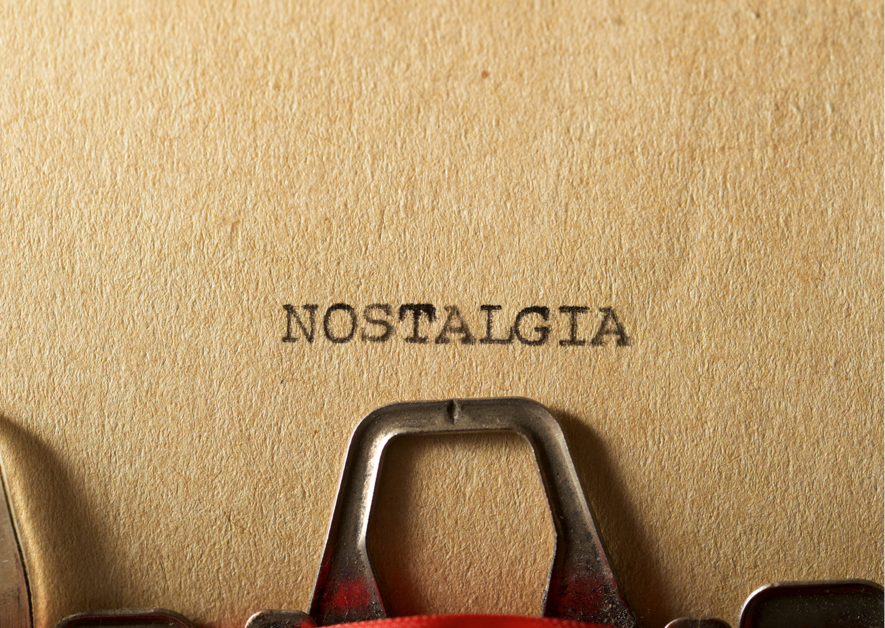 Immagine che rappresenta la parola 'nostalgia' scritta con una macchina da scrivere vintage