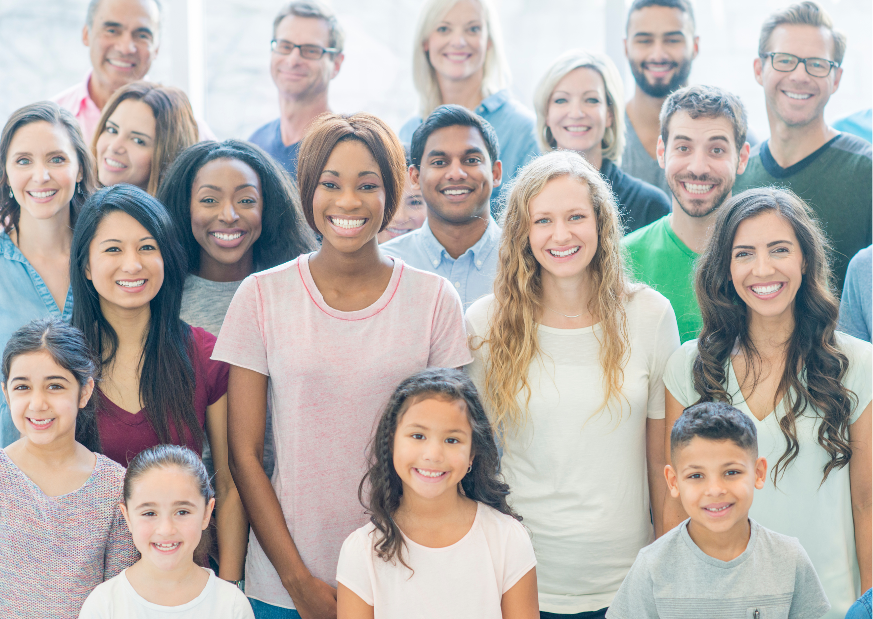 Persone di diverse età, etnie e background che interagiscono con entusiasmo in un ambiente accogliente: un’immagine che rappresenta una community inclusiva, collaborativa e aperta alla diversità. Persone di diverse età, etnie e background che interagiscono con entusiasmo in un ambiente accogliente: un’immagine che rappresenta una community inclusiva, collaborativa e aperta alla diversità. Persone di diverse età, etnie e background che interagiscono con entusiasmo in un ambiente accogliente: un’immagine che rappresenta una community inclusiva, collaborativa e aperta alla diversità.